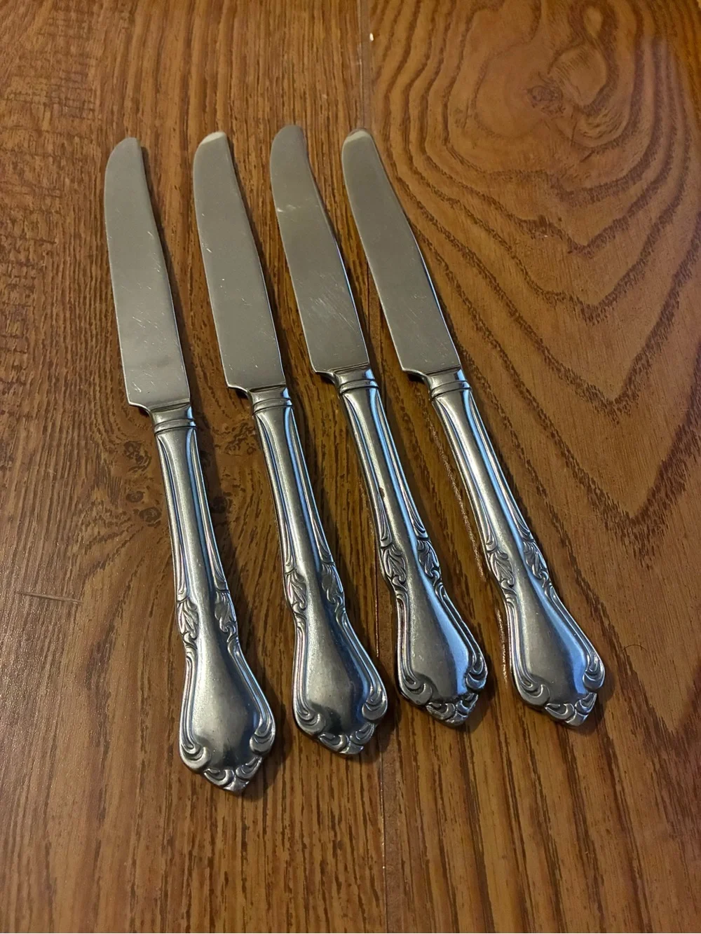 Ornate Silver-Tone Dinner Knife Set (4)